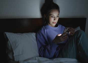 PLAVA SVJETLA EKRANA ŠTETE KOŽI Uzrokuju bore i tamne mrlje, ubrzavaju starenje kože | NACIONAL.HR