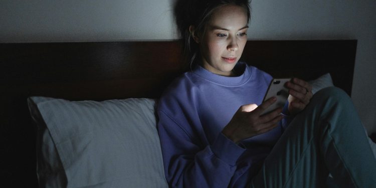 PLAVA SVJETLA EKRANA ŠTETE KOŽI Uzrokuju bore i tamne mrlje, ubrzavaju starenje kože | NACIONAL.HR