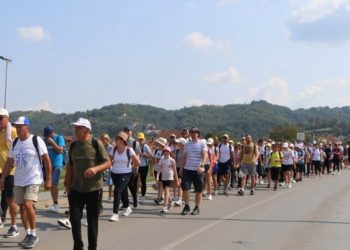 POJAČAN INTENZITET PROMETA Veliki broj pješaka na cestama Hercegovine, vozači se mole za strpljenje