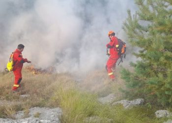 POSUŠJE Vatrogasci se bore s velikim požarom kod Rakitna