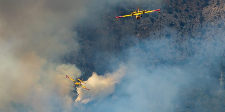 POŽAR JOŠ UVIJEK AKTIVAN “Stigla dva kanadera, tamo nema puta, nema ničega,…”