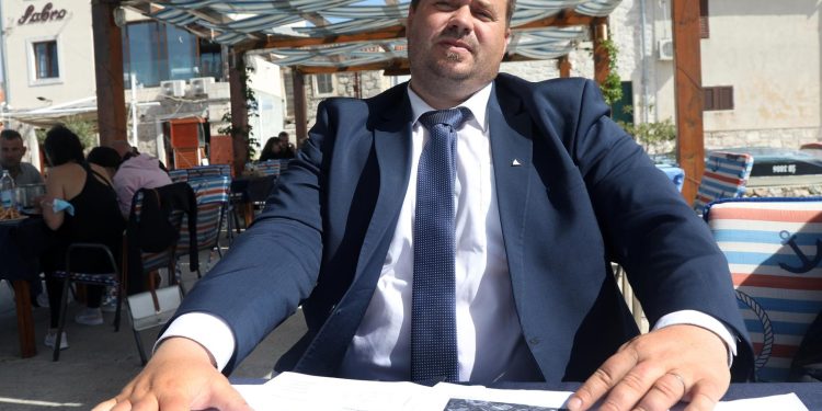 POŽURIVAO GRAĐEVINSKE DOZVOLE Načelniku Murtera koji je novac općine trošio u bordelu stigla pravomoćna presuda | NACIONAL.HR