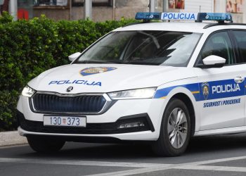 PROMETNA NESREĆA Vozilo izletjelo s ceste u Dicmu: Četiri osobe završile u bolnici, jednoj se bore za život | NACIONAL.HR