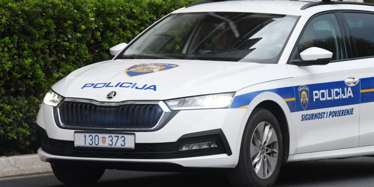 PROMETNA NESREĆA Vozilo izletjelo s ceste u Dicmu: Četiri osobe završile u bolnici, jednoj se bore za život | NACIONAL.HR