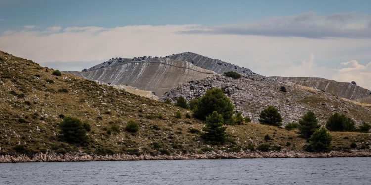 GORJELO NA KORNATU Uhićen muškarac kojeg se sumnjiči za izazivanje požara | NACIONAL.HR
