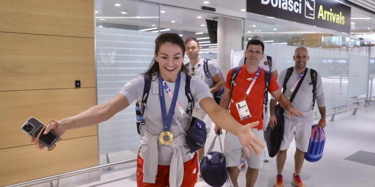 EMOTIVAN DOČEK Zlatna Barbara Matić stigla u Split: Kad je vidjela obitelj, nije mogla sakriti suze | NACIONAL.HR