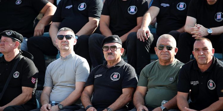 SVE JE SNIMLJENO Policija istražuje uzvikivanje “Za dom spremni” HOS-ovaca u Kninu | NACIONAL.HR