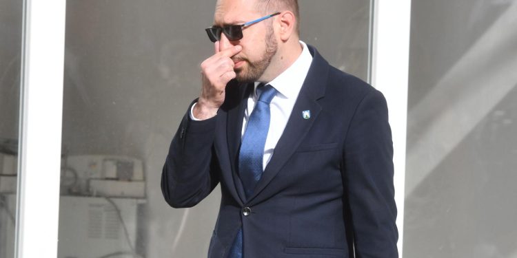 NE ŽELE GA NI ONI Tomašević uhvaćen kako pjevuši hajdučki hit: ‘Uzmite ga, poklonit ćemo vam prvenstvo!’ | NACIONAL.HR