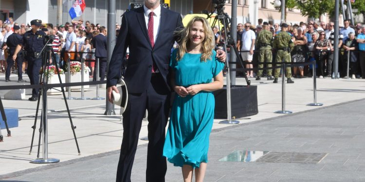 NAŠALIO SE! Nino Raspudić u neobičnoj ulozi u Kninu: ‘Pa ne čuvam državni pečat, već…’ | NACIONAL.HR