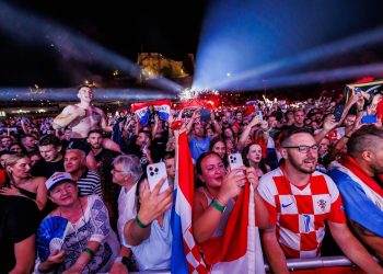 USTAŠKI DERNEK Orila se budnica ‘Evo zore, evo dana’, Ujevića obgrlili HOS-ovom zastavom | NACIONAL.HR