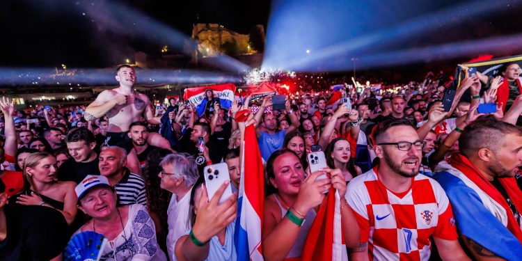 USTAŠKI DERNEK Orila se budnica ‘Evo zore, evo dana’, Ujevića obgrlili HOS-ovom zastavom | NACIONAL.HR