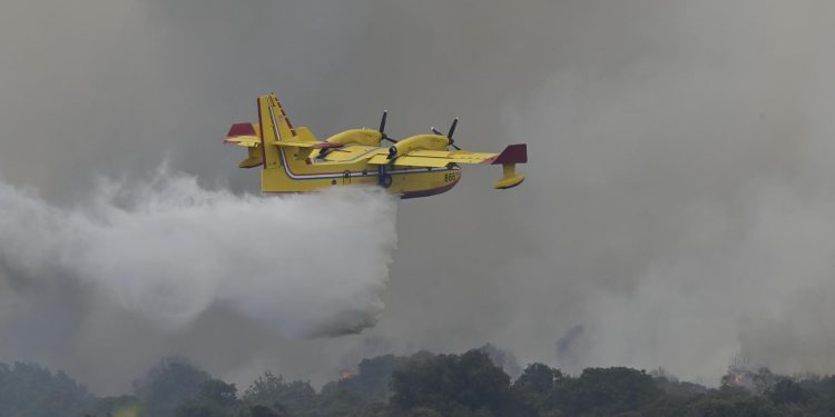 IZBIO POŽAR NA PAGU Na terenu su vatrogasci i dva kanadera | NACIONAL.HR