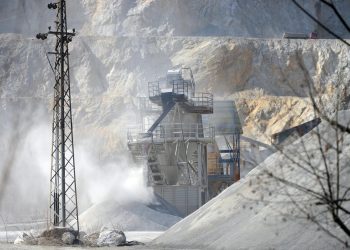 PREVRNUO SE STROJ Radnik teško ozlijeđen u nesreći u kamenolomu kod Sirača | NACIONAL.HR