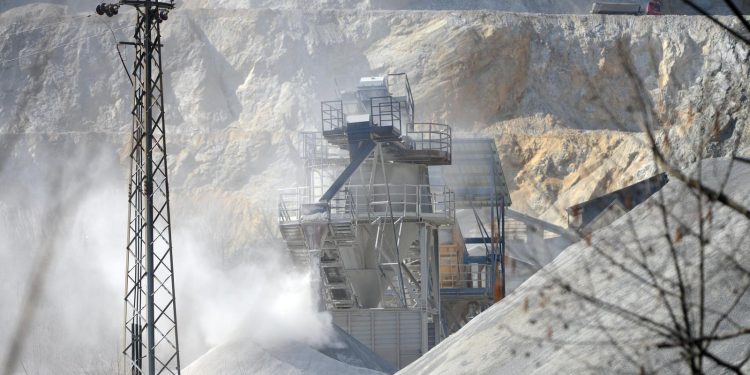 PREVRNUO SE STROJ Radnik teško ozlijeđen u nesreći u kamenolomu kod Sirača | NACIONAL.HR