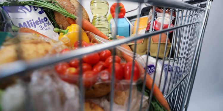 KRENULI SMO NIZBRDO Imamo najsnažniji pad prometa u maloprodaji, poslodavci bi da plaće trebale stagnirati neko vrijeme | NACIONAL.HR