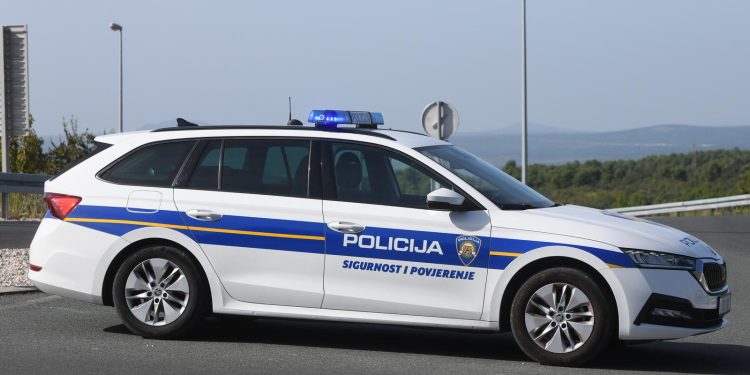 KOBNA ZAUSTAVNA TRAKA Teretno vozilo na autocesti naletjelo na policijsko pa se prevrnulo | NACIONAL.HR