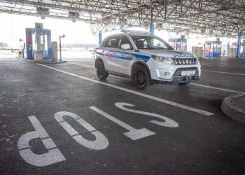 ORUŽJE, STRELJIVO, TJERALICA Muškarac s pištoljem stigao na Bajakovo, a onda su policajci njegovo ime ukucali u računalo… | NACIONAL.HR
