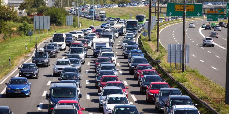 VOZAČE POZIVAJU NA STRPLJENJE Kolone i gužve na autocestama, evo gdje je najkritičnije | NACIONAL.HR
