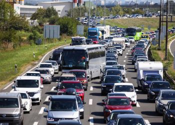 GUŽVE NA AUTOCESTI Vozi se u kolonama, iz HAK-a pozivaju na oprez | NACIONAL.HR