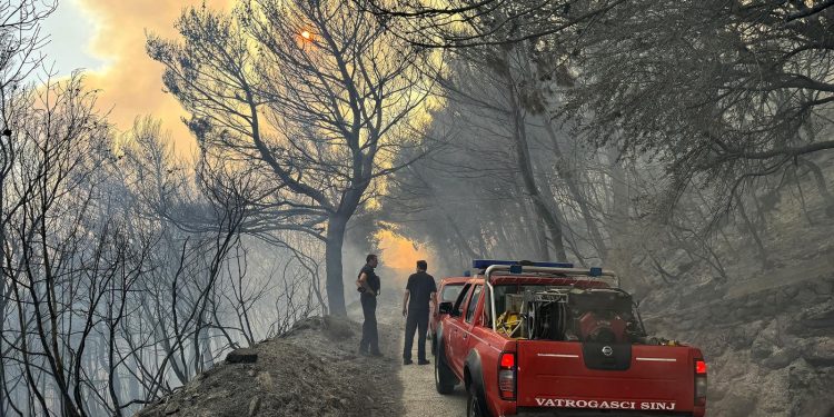 VATROGASCI DEŽURAJU Požar kod Solina stavljen pod kontrolu | NACIONAL.HR