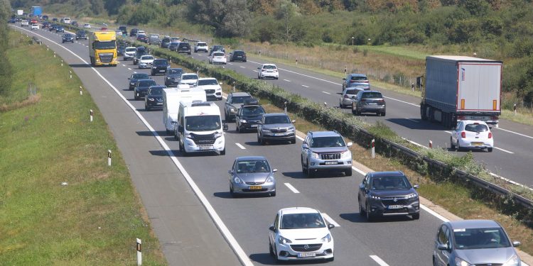 KAOS NA CESTAMA Nesreća na A1, kolona je 18 kilometara! Kamion udario u ogradu, izlila se nafta | NACIONAL.HR