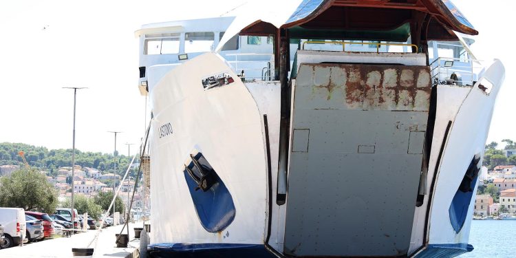 STRAVIČNA NESREĆA Otkriveno zašto su mornari stajali ispod rampe trajekta Jadrolinije? | NACIONAL.HR