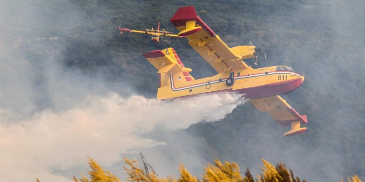 VELIKI POŽAR NA DINARI Livanjske vlasti očekuju pomoć kanadera iz Hrvatske | NACIONAL.HR