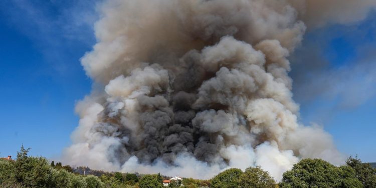 BORBA S VATROM NE PRESTAJE I dalje bukte požari u Dalmaciji, najgore na Dinari | NACIONAL.HR