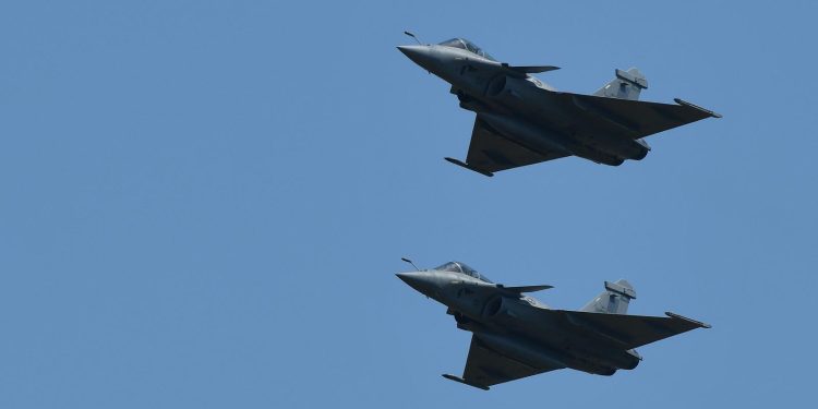 NAPETA SITUACIJA Nad Francuskom se sudarila dva Rafala, traga se za dvojicom pilota | NACIONAL.HR