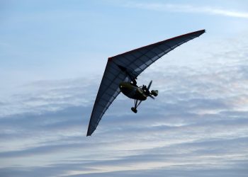 KOD POPOVAČE Dvije osobe ozlijeđene, prisilno su sletjele motornim zmajem | NACIONAL.HR