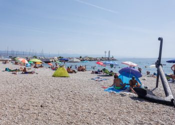 ZBOG ESCHERICHIE COLI Državni inspektorat zabranio kupanje na plaži u Ičićima | NACIONAL.HR