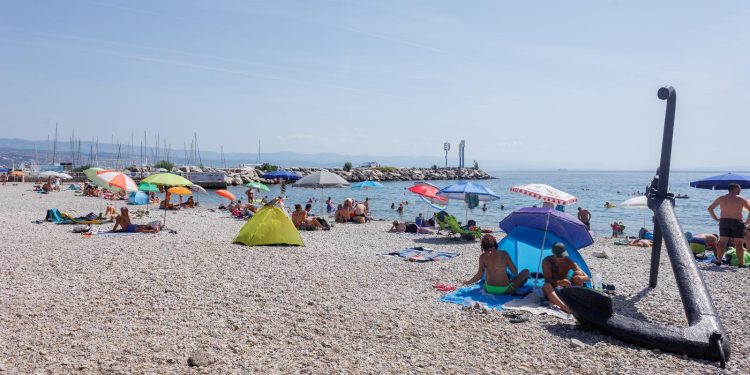 ZBOG ESCHERICHIE COLI Državni inspektorat zabranio kupanje na plaži u Ičićima | NACIONAL.HR
