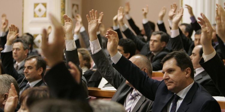 DOK OBIČNI PENZIONERI GLADUJU Mirovine političara veće od 2000 eura, pretekle su znatno i braniteljske. I nastavljaju rasti! | NACIONAL.HR