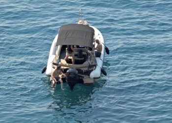 SRAMOTNO Gliser u Dalmaciji tone, a na susjednom brodu sve snimaju i nitko ne pokušava pomoći | NACIONAL.HR