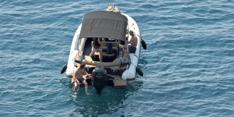 SRAMOTNO Gliser u Dalmaciji tone, a na susjednom brodu sve snimaju i nitko ne pokušava pomoći | NACIONAL.HR