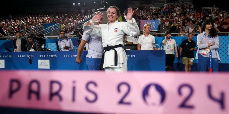 PRITVOR U PARIZU Uhićen otac Barbare Matić, volonterka ga prijavila da ju je prisilno poljubio | NACIONAL.HR