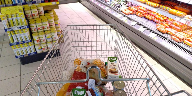 SKUP ŽIVOT U BiH dvije ni dvije prosječne plaće nisu dostatne za potrošačku košaricu | NACIONAL.HR