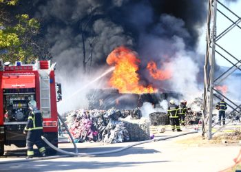 Pogledajte dramatične snimke požara kod Osijeka: Gori kod postrojenja tvornice