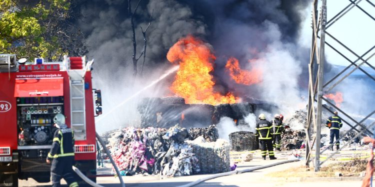 Pogledajte dramatične snimke požara kod Osijeka: Gori kod postrojenja tvornice