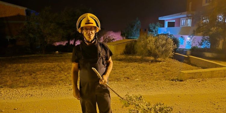 Pogledajte kako se ovaj mještanin bori s plamenom: “Uvijek mi mještani moram sprječavat požar”