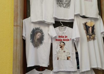 Pogledajte kakve se majice prodaju u Sinju na Veliku Gospu