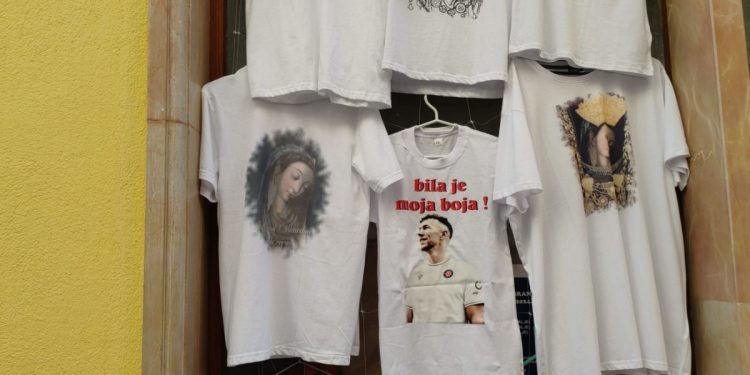 Pogledajte kakve se majice prodaju u Sinju na Veliku Gospu