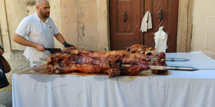 “Pola mirovine moram dati za kilo”: Evo koliko košta janjetina i odojak danas u Sinju