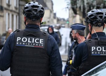 Policajac ozlijeđen u eksploziji ispred sinagoge u Francuskoj — RT World News