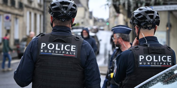 Policajac ozlijeđen u eksploziji ispred sinagoge u Francuskoj — RT World News