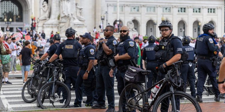 Policija DC-a pustila je prosvjednike protiv Izraela da marširaju bez dozvole, ometajući promet