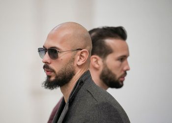 Policija je pretresla dom Andrewa Tatea dok su se pojavile nove optužbe koje uključuju maloljetnike