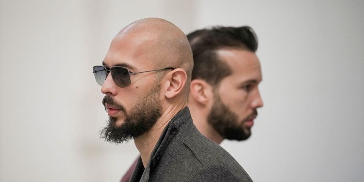 Policija je pretresla dom Andrewa Tatea dok su se pojavile nove optužbe koje uključuju maloljetnike