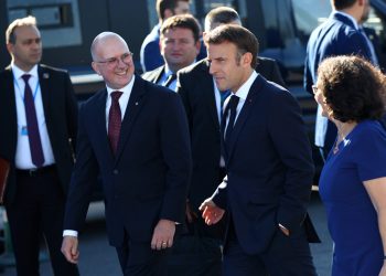 Politički poker u Parizu: Francuska tone u kaos nakon Macronova poteza?