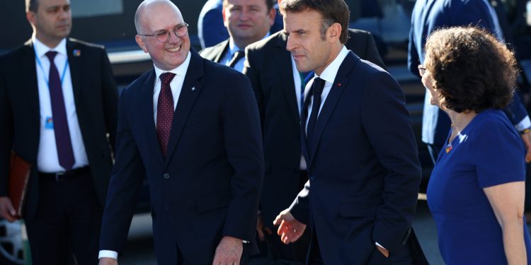 Politički poker u Parizu: Francuska tone u kaos nakon Macronova poteza?